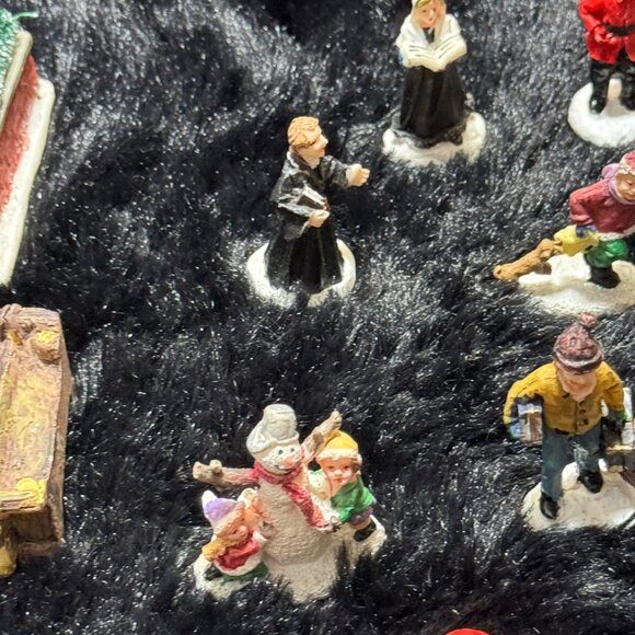 Charming Holiday Miniature Set Featuring 20+ Figurines & Accessories - Picture 4 of 10